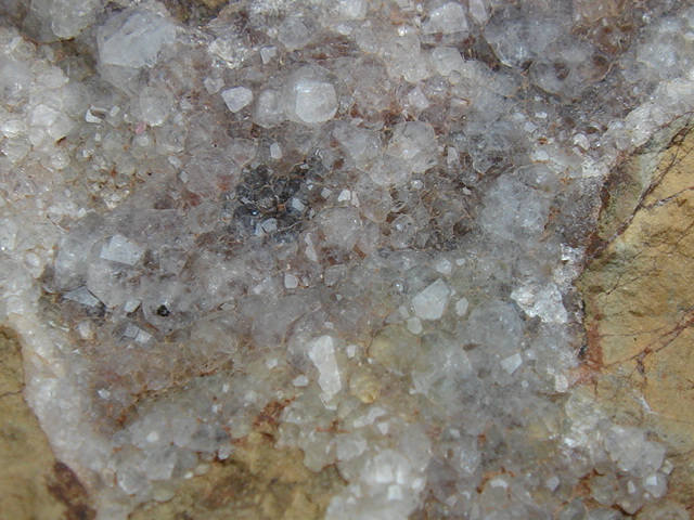 国産鉱物　愛媛県中予産　ソーダ沸石、ボドリオ石、方解石付き 国産鉱物 愛媛県中予産 ソーダ沸石、ボドリオ石、方解石付き